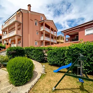 kastell-apartments.primorje-gorskikotar.com/